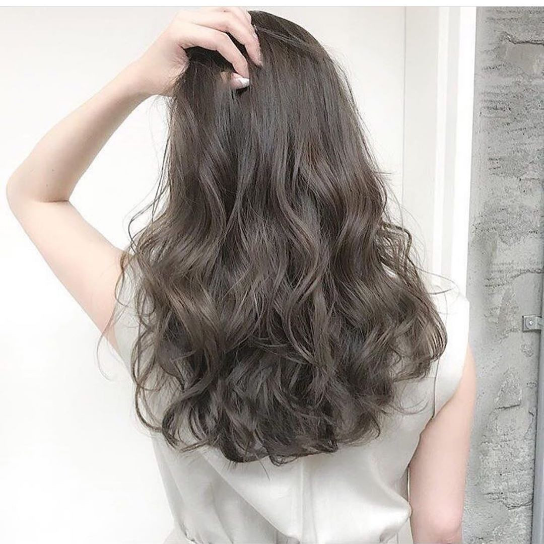 alt text: Chăm sóc tóc uốn xoăn đuôi chuẩn salon tại nhà