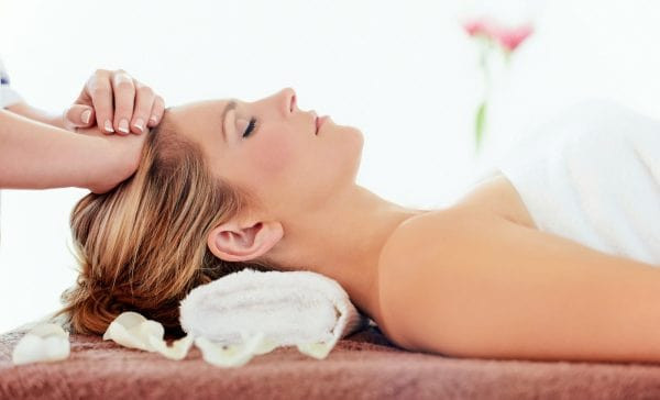 Gội đầu kết hợp massage giúp máu tuần hoàn tốt hơn