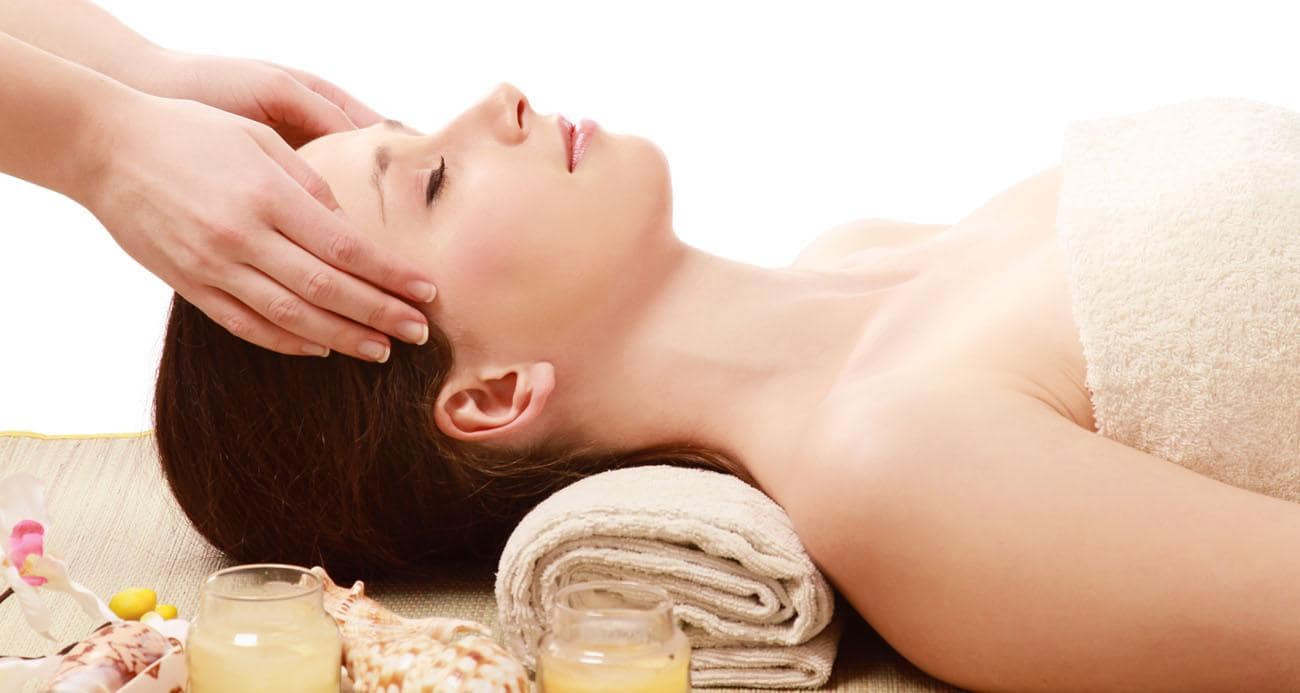 Gội đầu kết hợp massage giúp thư giãn và khỏe tóc