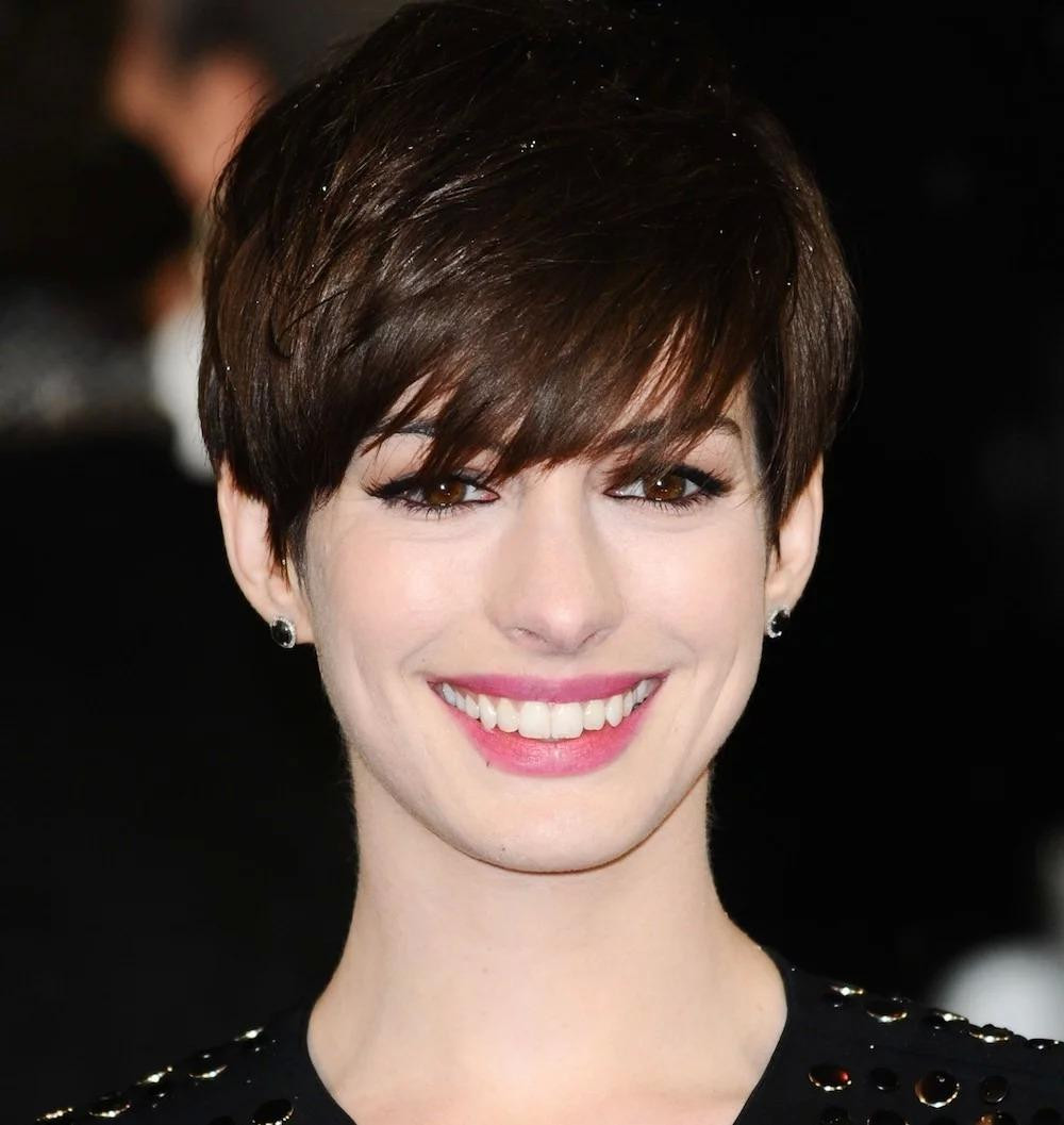 Anne Hathaway Với Kiểu Tóc Tomboy