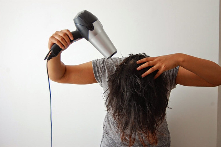 4. Làm Tóc Bồng Bềnh Bằng Máy Sấy Tóc