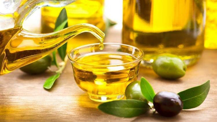 4- Ủ tóc bằng dầu olive 1