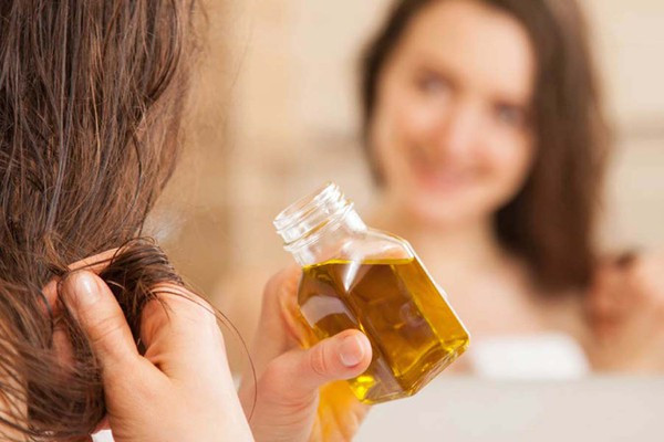 Dùng Serum Chăm Sóc Tóc Hay Tinh Dầu Cá