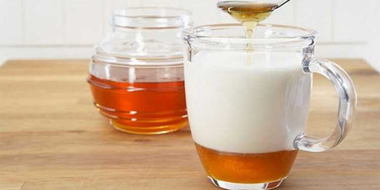 Dùng sữa tươi không đường và mật ong
