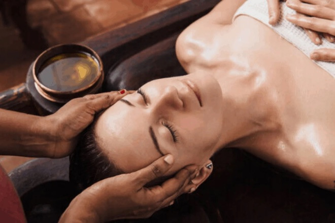 Massage da đầu giúp tăng cường lưu thông máu và thư giãn