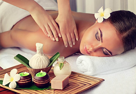 Massage Da Đầu Với Tinh Dầu