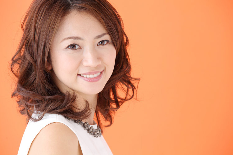 Tóc ngang vai uốn xoăn sóng